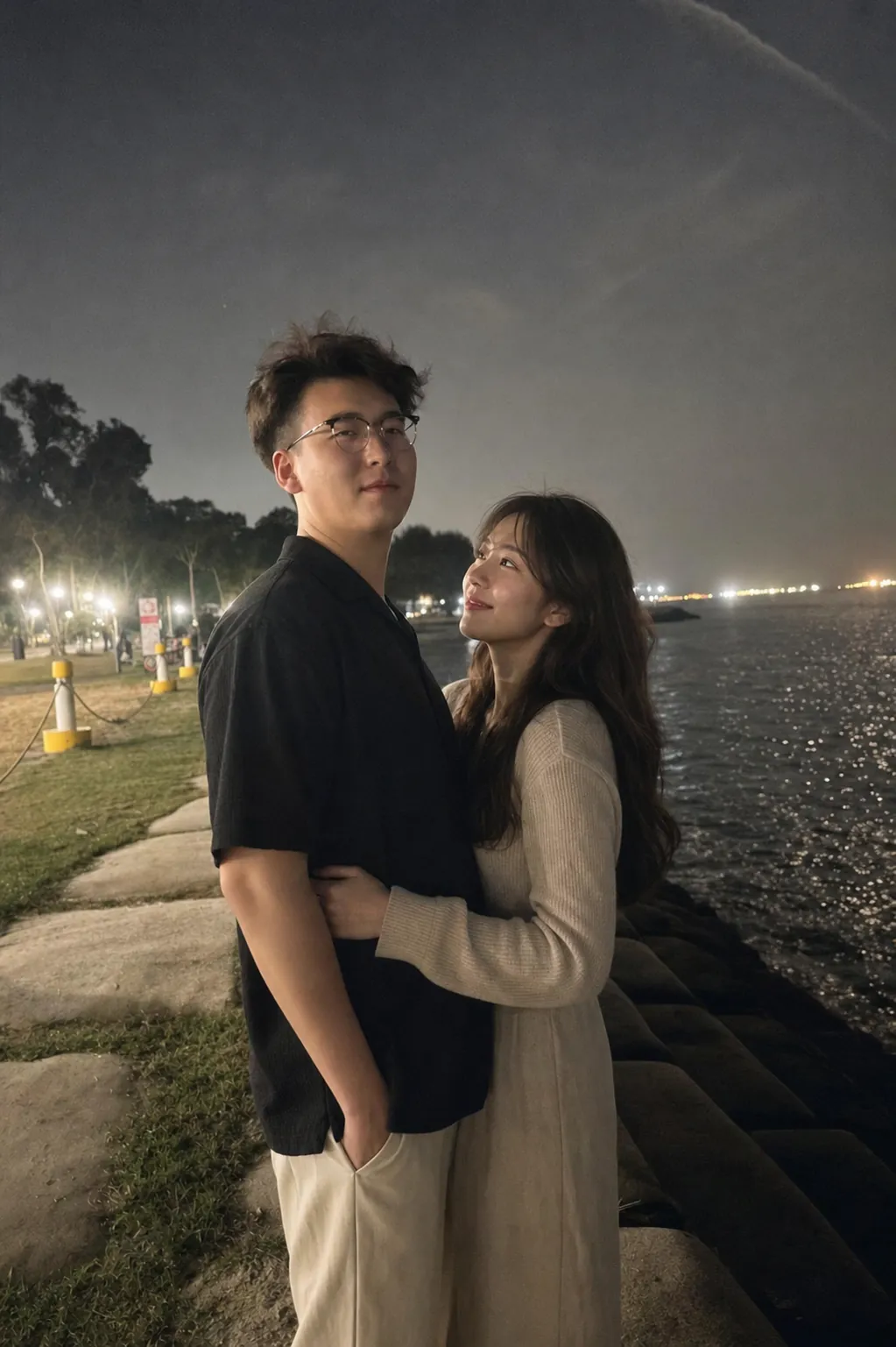 夜里海边的两个人