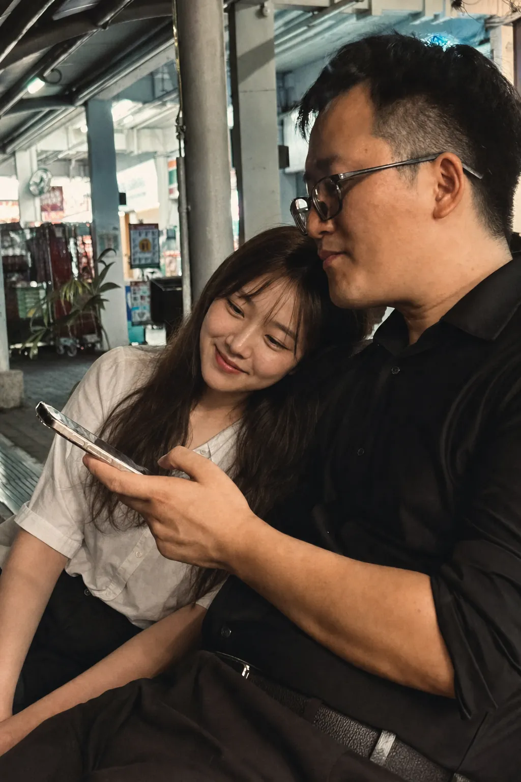 两个人挤在一起看一部手机